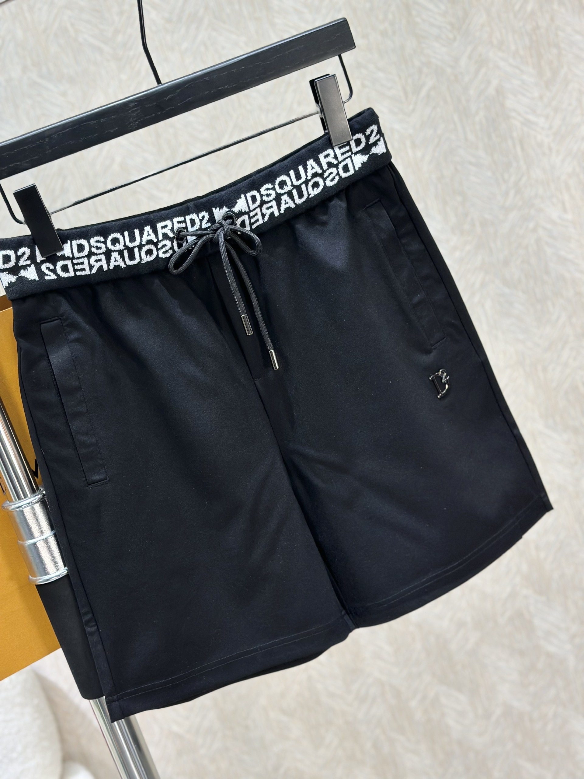 Quần short nỉ Dsquared2 Đen họa tiết logo chữ Trắng cạp túi sau Like Auth 1-1 on web VTN